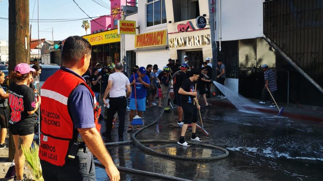 Tras las lluvias, ciudadanos de Los Cabos limpian zonas turísticas y comerciales