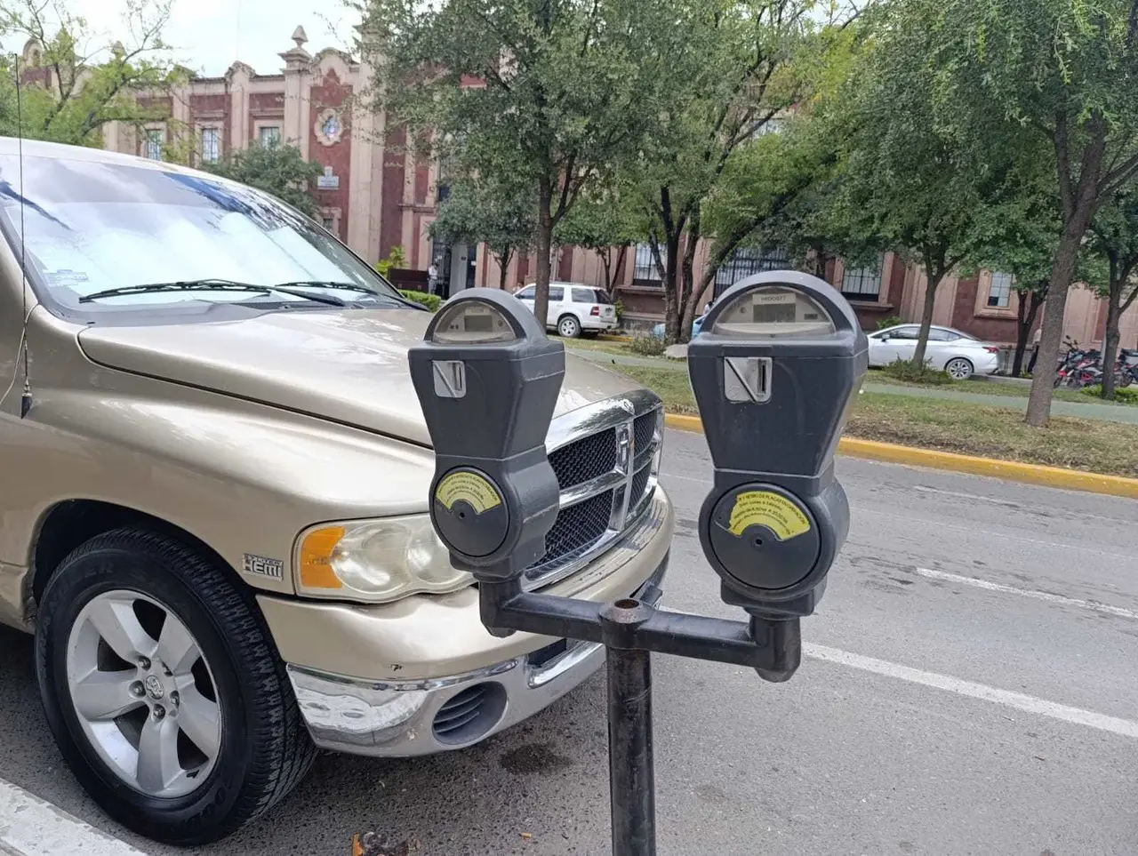 El alcalde Eduardo Gattás comentó que están revisando 3 propuestas de empresas que pueden brindar el servicio de parquímetros. Foto: Victoria Jiménez