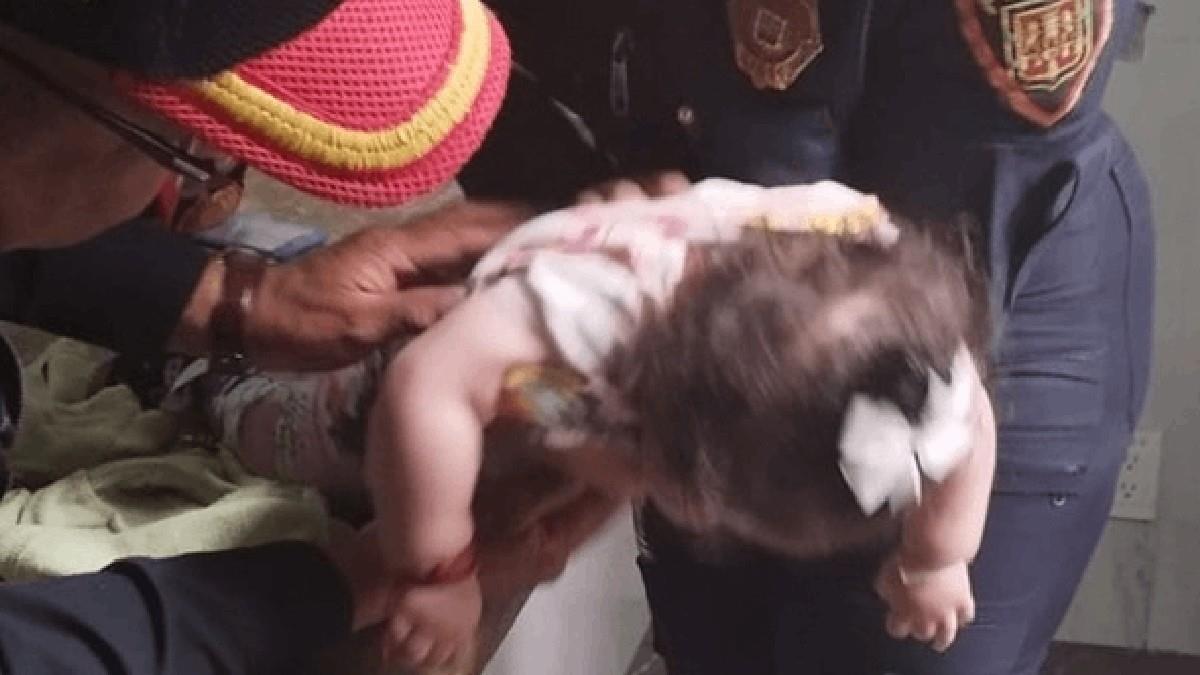 Policía salvando a niña. Foto: Captura de pantalla