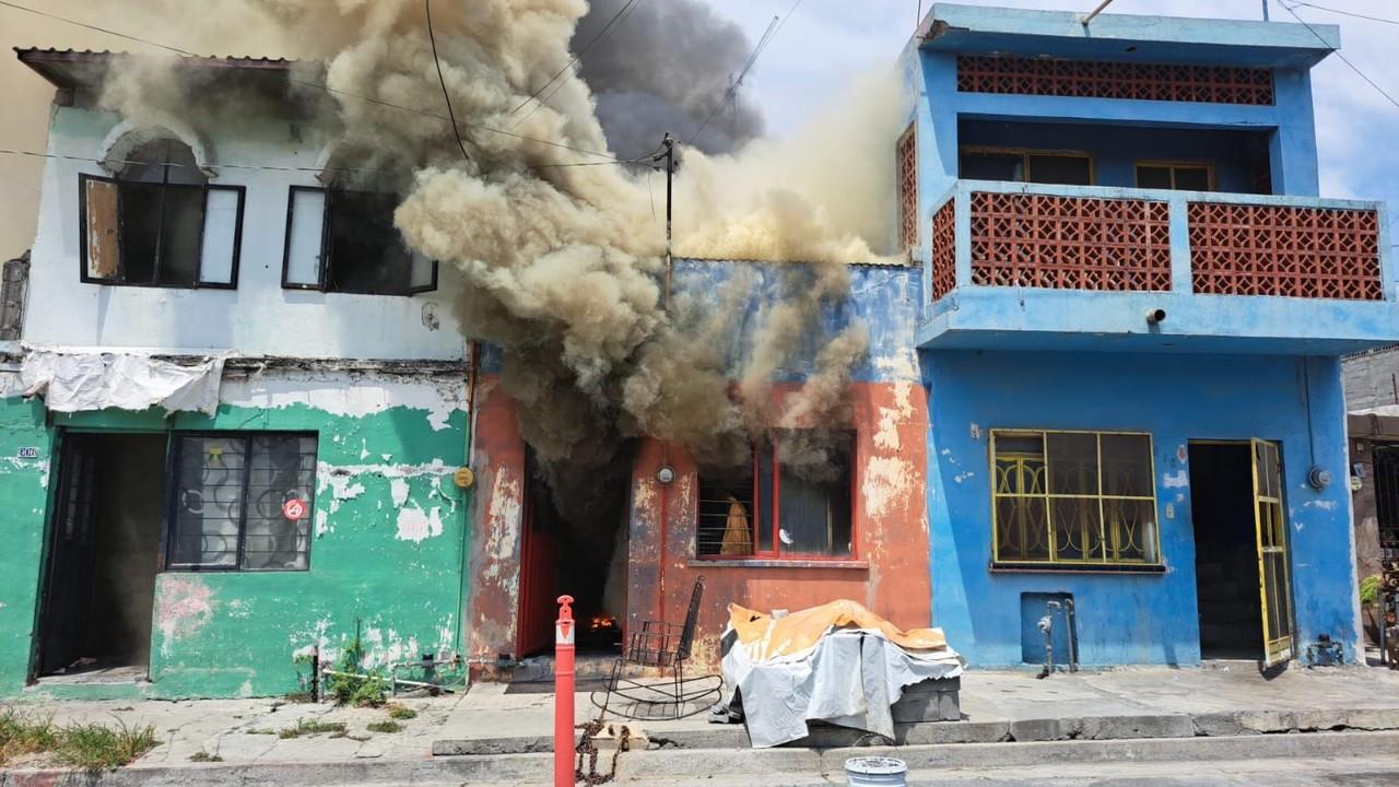 En el incendio no se reportaron personas lesionadas y se evacuaron a 5 personas de los domicilios aledaños. Foto. PCNL