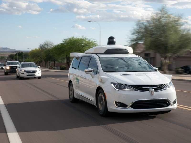 Una unidad de taxi Waymo, propiedad de Google, dichos no usan conductor presencial. Foto: Google.