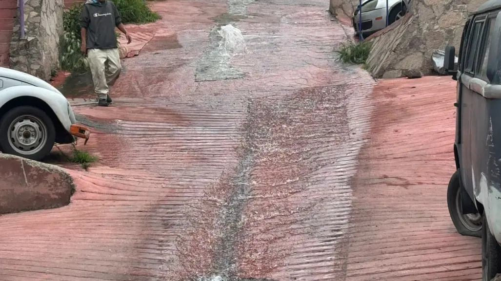 Mega fuga de agua alerta a vecinos de la GAM; se fractura tubo de 4 pulgadas