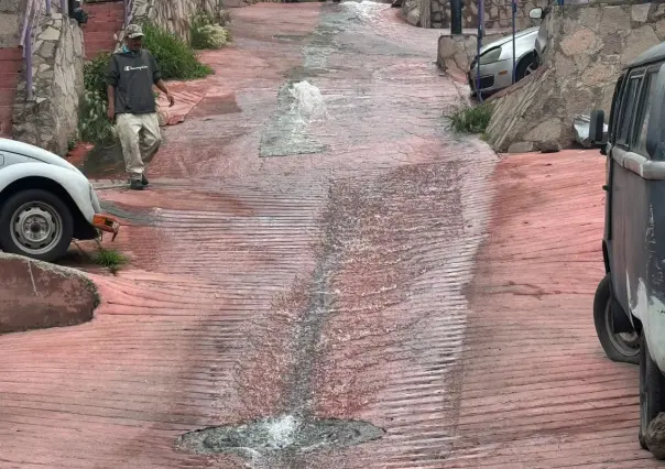 Mega fuga de agua alerta a vecinos de la GAM; se fractura tubo de 4 pulgadas