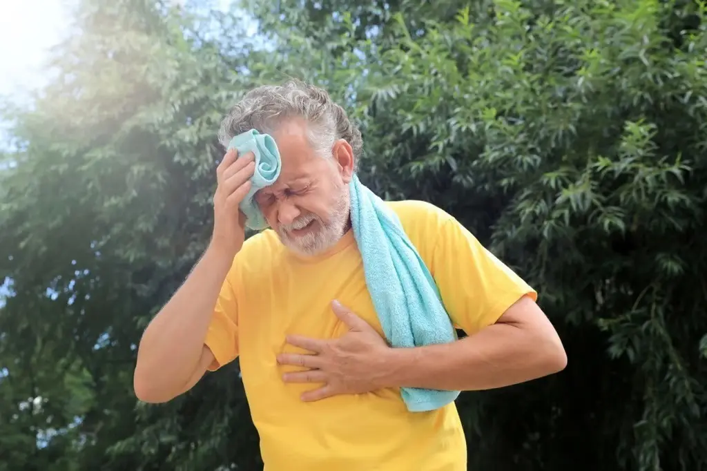 Una persona sufriendo de un golpe de calor en pleno verano. Foto: Caracol Radio.