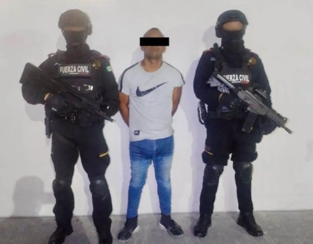 Juan N tras haber sido detenido por los policías de Fuerza Civil. Foto: Fuerza Civil.