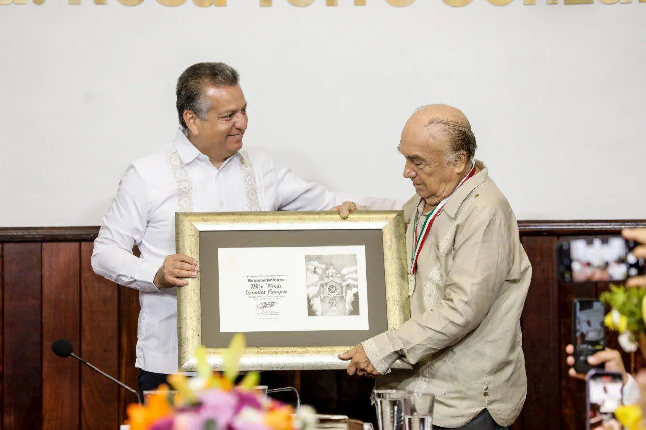 Alcalde de Mérida, Alejandro Ruz Castro junto al galardonado de la medalla de  Héctor Herrera “Cholo”, el maestro Tomás Ceballos. Foto: Ayuntamerida