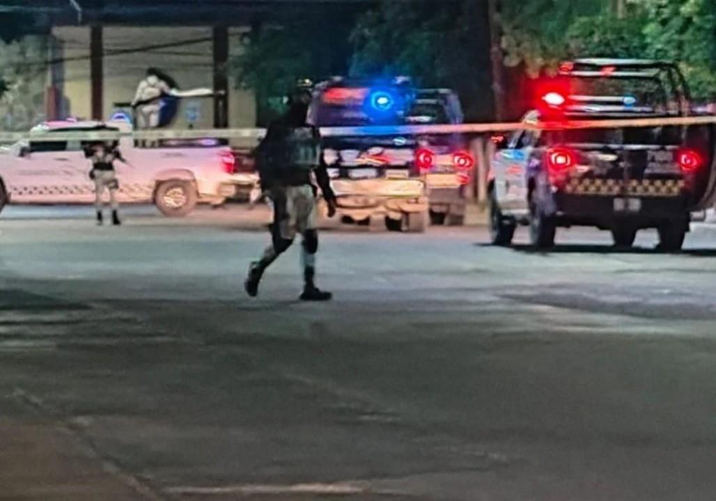 Elementos de la Guardia Nacional y policías municipales cubriendo la zona donde fue la explosión. Foto: Periódico AM.