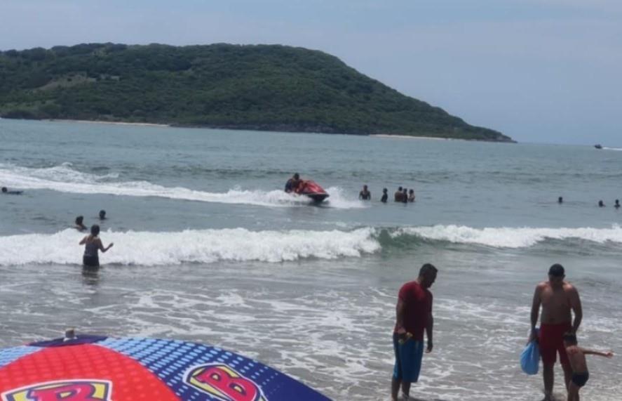 Turistas que visitan las playas de Mazatlán. Foto: Noroeste