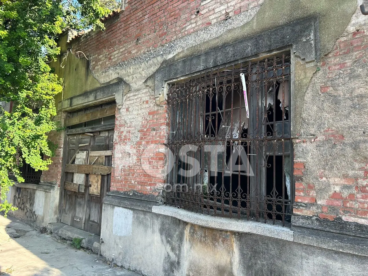 Una casa en situación de abandono en el centro de Monterrey. Foto: Jorge López.