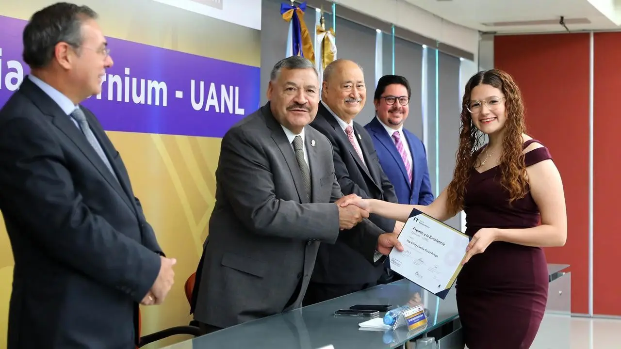 El Rector de la UANL, Santos Guzmán López y el presidente de Ternium México, César Jiménez Flores, junto a estudiante. Foto: UANL