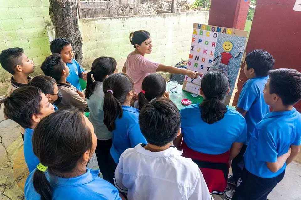 La Segey está llevando a cabo un importante esfuerzo para acercar el idioma inglés a más estudiantes de escuelas públicas en Yucatán. Foto: SEGEY