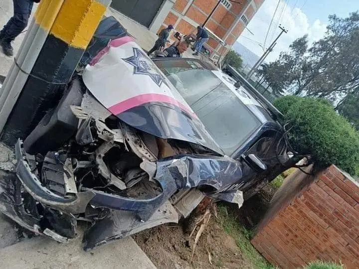 Destroza patrulla de policía de Género en Tlalnepantla