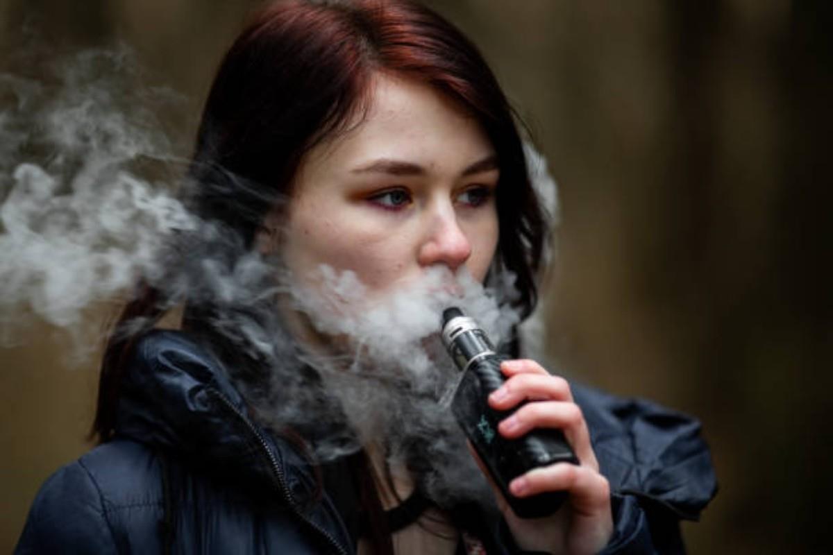 Mujer fumando cigarro electrónico Foto: Pexels