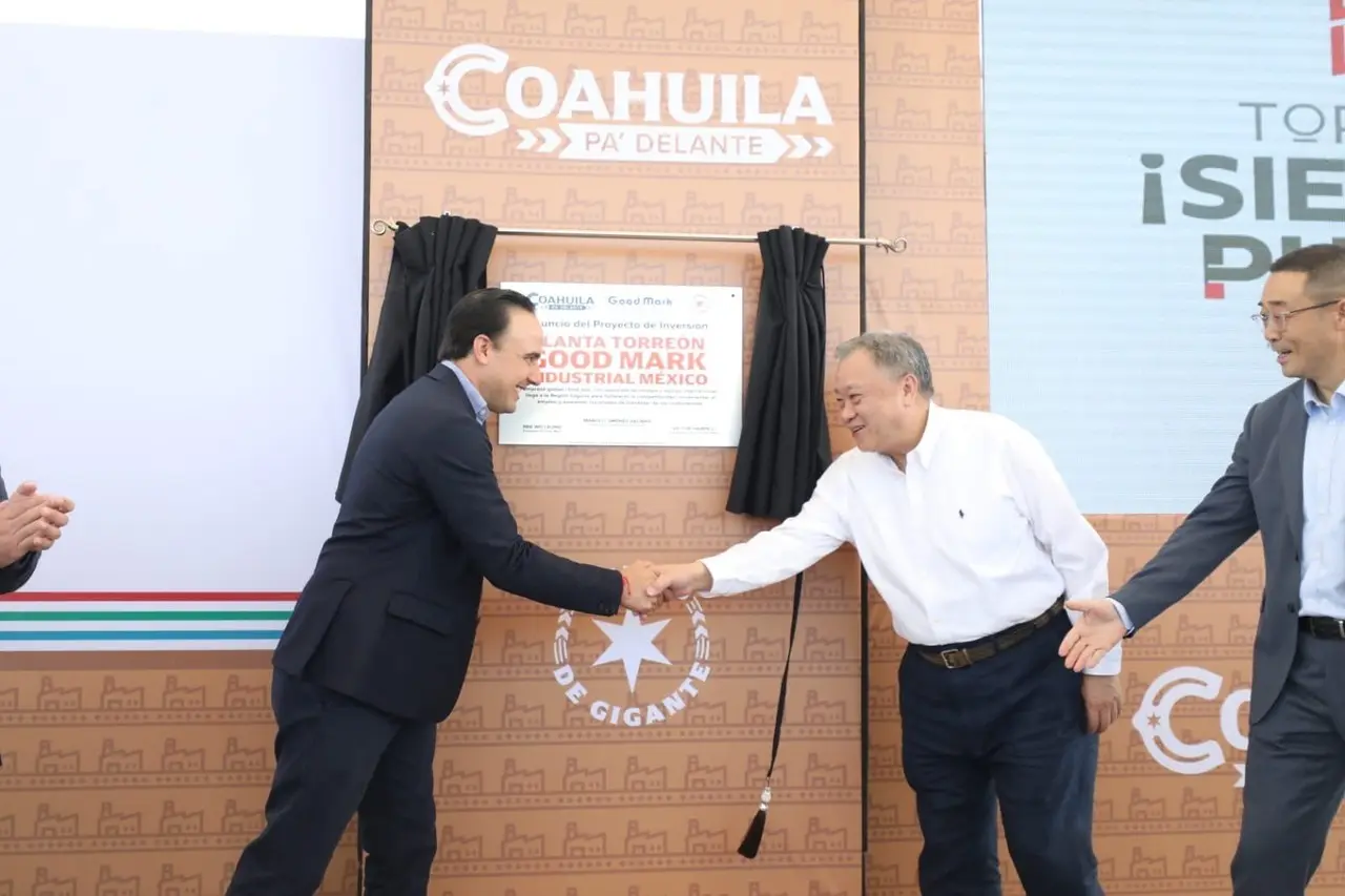 El gobernador de Coahuila, Manolo Jiménez, junto al director general de Good Mark Industrial. (Fotografía: Manolo Jiménez)