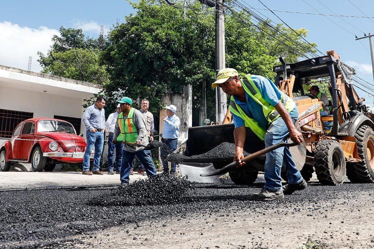 El Programa Emergente de Bacheo, destinará 2.24 millones de pesos para reparar 10,687.08 metros cuadrados de baches. Foto: Ayuntamerida