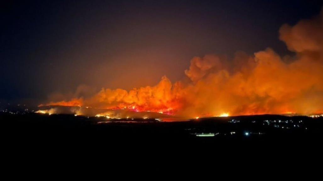 Incendio forestal en Atenas lleva tres días activo; se reporta un muerto