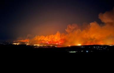 Incendio forestal en Atenas lleva tres días activo; se reporta un muerto