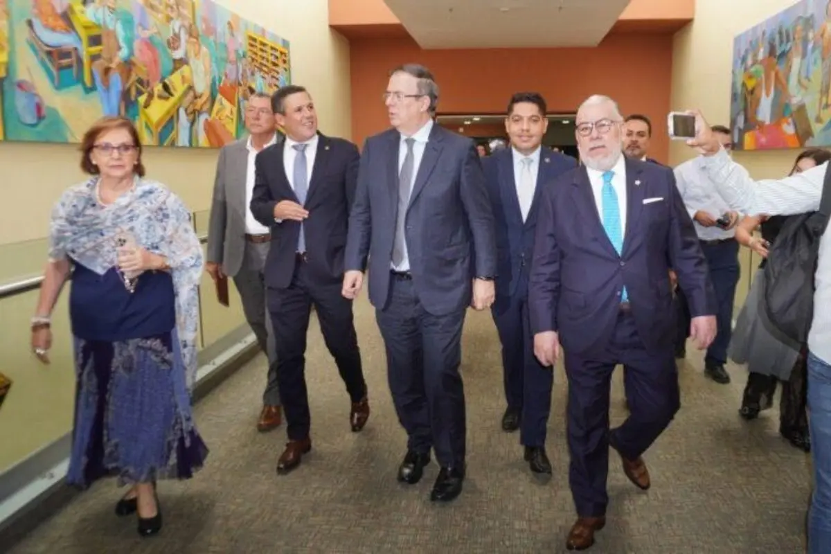 Marcelo Ebrard en su visita a la feria de Zapica en León Foto: Cortesía