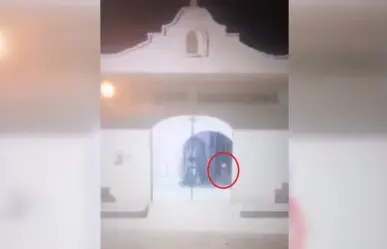 Niña fantasma es captada jugando a la entrada de un panteón en Puebla (VIDEO)