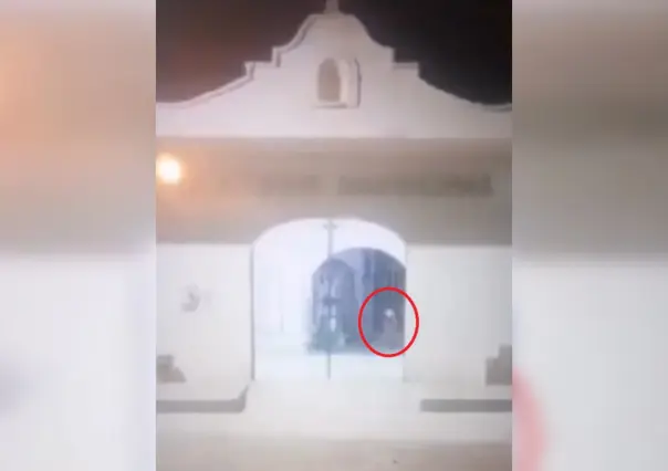 Niña fantasma es captada jugando a la entrada de un panteón en Puebla (VIDEO)