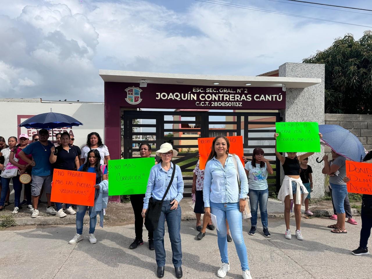 Un grupo de padres de familia protestaron afuera de la secundaria Nº2 Joaquin Contreras Cantú de Altamira, para exigir a la directora cuentas claras y que deje de practicar discriminación hacia sus alumnos. Foto: Axel Hassel