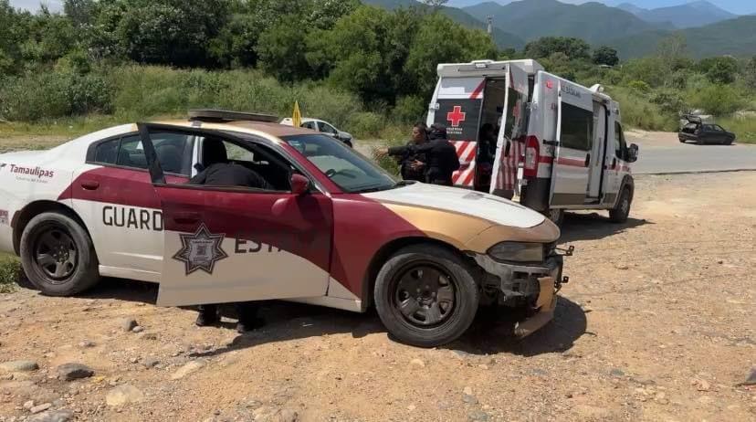 Cuatro elementos de la Guardia Estatal resultaron lesionados tras un incidente en el que la patrulla en la que se desplazaban estuvo a punto de caer al lecho del Río Los Troncones, debido a una falla en el sistema de frenos de la unidad. Foto: SSPT