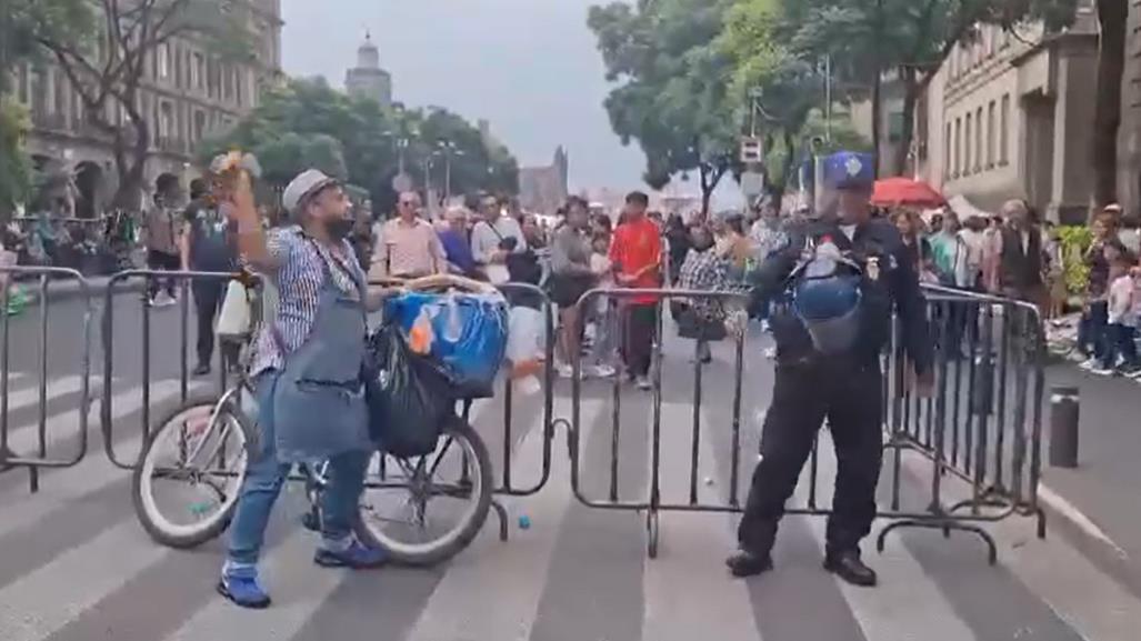 Taquero lanza tacos de canasta contra policía en el Zócalo