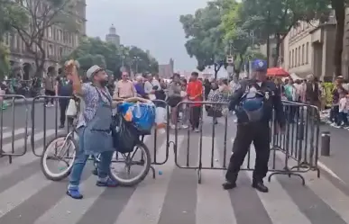 Taquero lanza tacos de canasta contra policía en el Zócalo