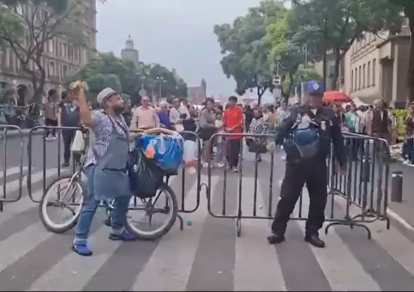 Taquero lanza tacos de canasta contra policía en el Zócalo