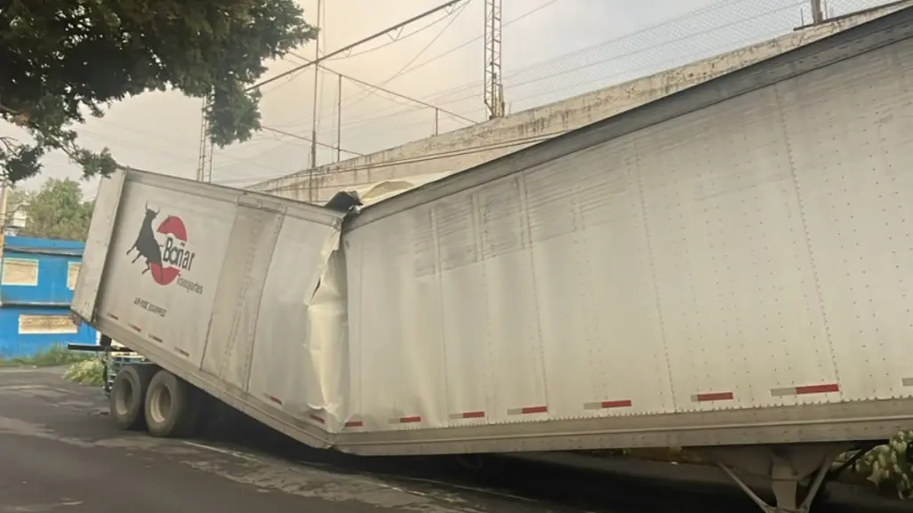 Se parte caja de tráiler en zona de vados de Zaragoza; no hay heridos.