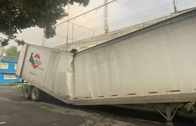 Se parte caja de tráiler en zona de vados de Zaragoza; no hay heridos.