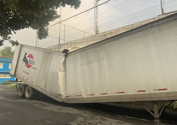 Se parte caja de tráiler en zona de vados de Zaragoza; no hay heridos.