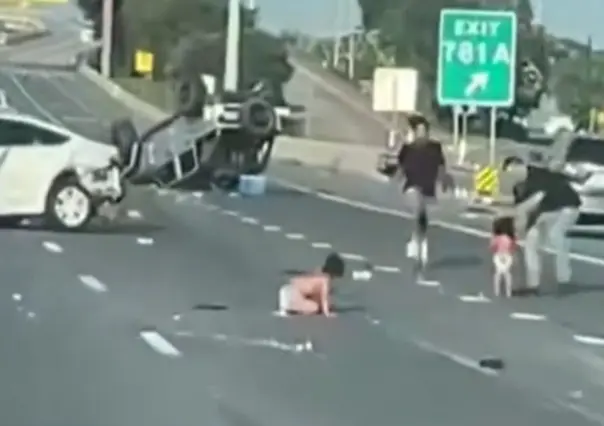 Bebés resultan ilesos al salir proyectados de un vehículo en carretera de Texas