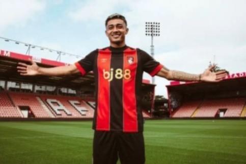 Julián Araujo en su llegada al AFC Bournmouth. Foto: X @afcbournemouth.