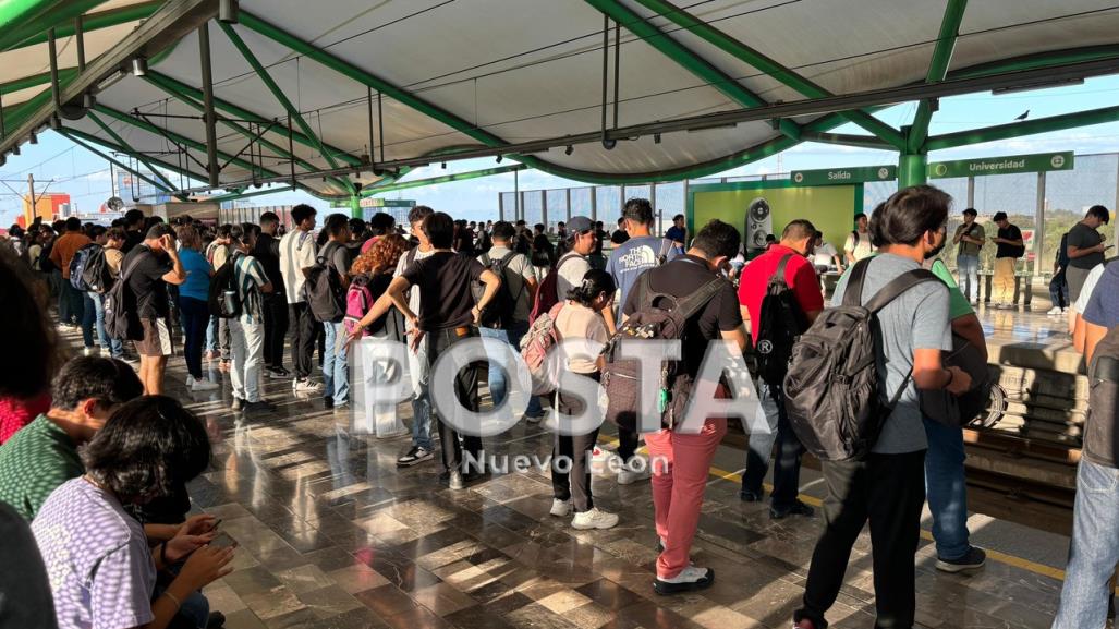 Tarda Metro hasta media hora en pasar y se satura en Universidad