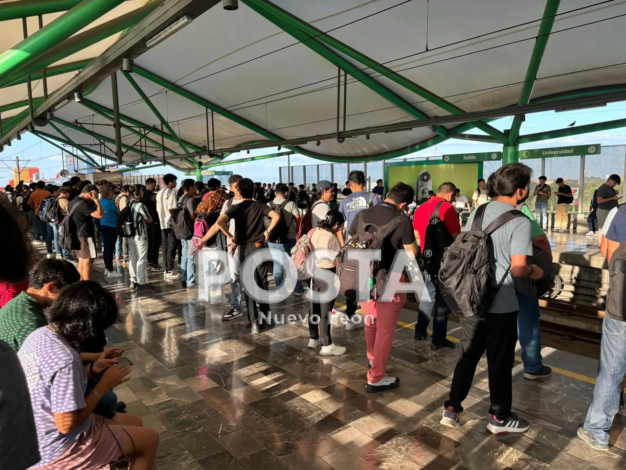 En la Estación Universidad ubicada enfrente de la Universidad Autónoma de Nuevo León, muchos estudiantes que regresaron a clases el lunes de la semana pasada se mostraban impacientes antes la demora del Metro. Foto: POSTA.