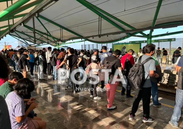 Tarda Metro hasta media hora en pasar y se satura en Universidad