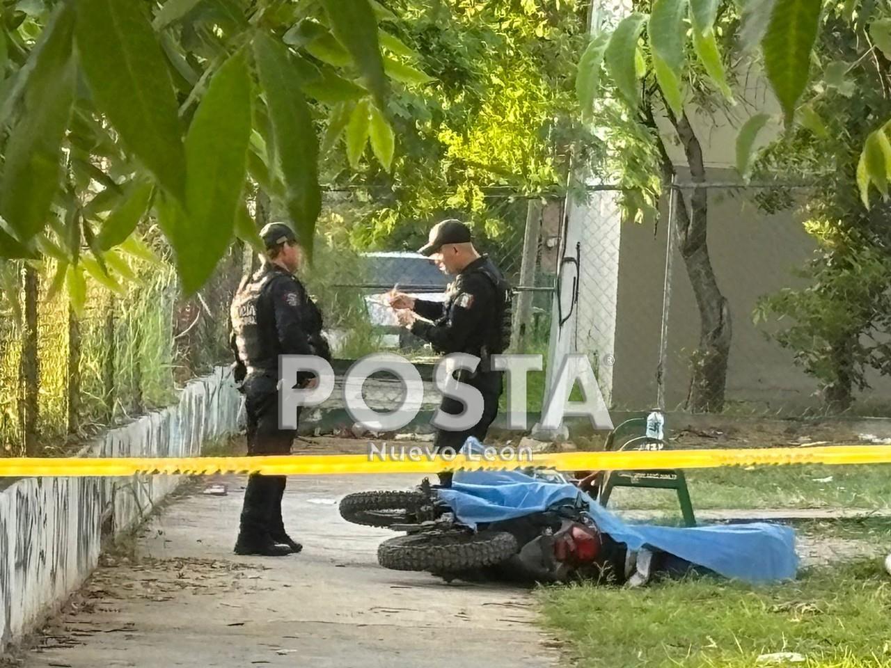 Autoridades cubriendo el cuerpo de la víctima tras haber sido cazado por sus perseguidores. Foto: Raymundo Elizalde.