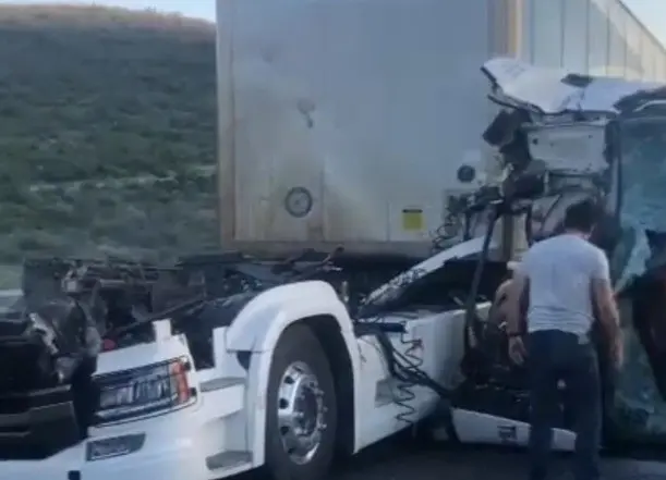 Choque de tráileres provoca cierre de Carretera a Laredo