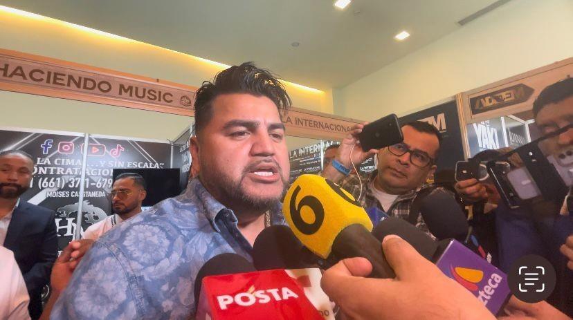 El ex vocalista de La Banda El Recodo descartó que en su momento le hayan girado una orden de aprehensión presuntamente por no haber acudido a una audiencia ante la mencionada demanda interpuesta por Delfín. Foto: Arturo González.