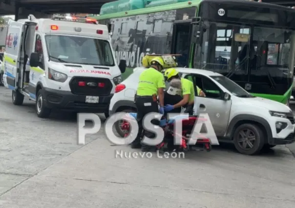 Choque entre Ecovía y carro deja un herido en Monterrey