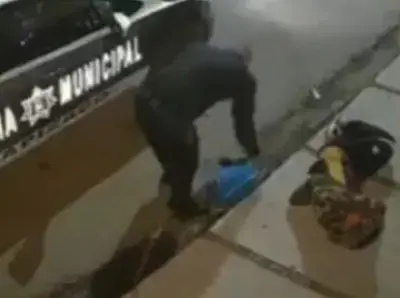 ¿Nos protegen? Exhiben a policía robando mochila a un indigente