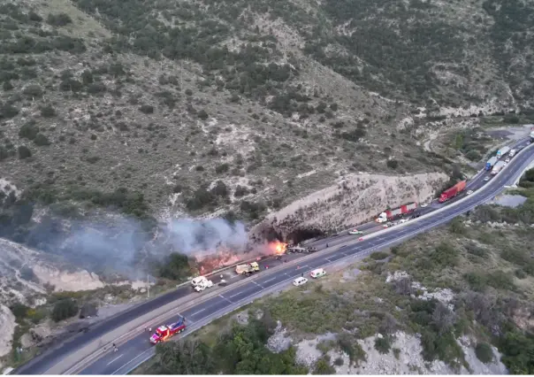 Continúan los estragos viales en la carretera 57 tras accidente en Los Chorros