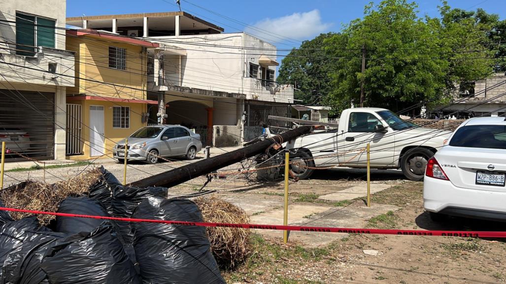 Desploma poste de CFE sobre camioneta y deja sin luz a amplio sector de Madero