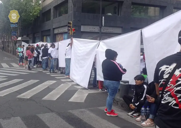 Manifestantes en Pino Suárez y Venustiano Carranza. Foto: Archivo de @OVIALCDMX