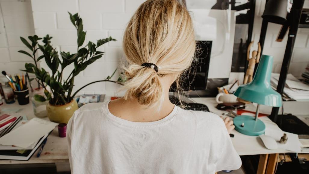 Mujer despedida por usar poco el teclado de su computadora en trabajo desde casa