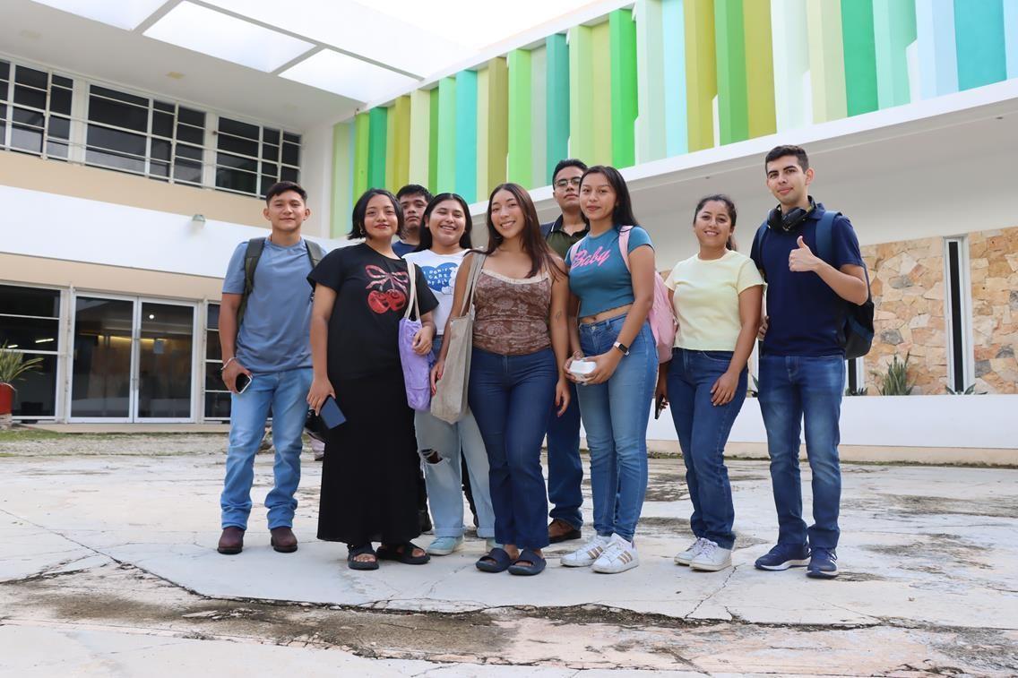 Desde el pasado lunes los estudiantes de la Uady volvieron a las aulas por lo que el rector les dio la bienvenida al nuevo ciclo escolar.- Foto de la Uady