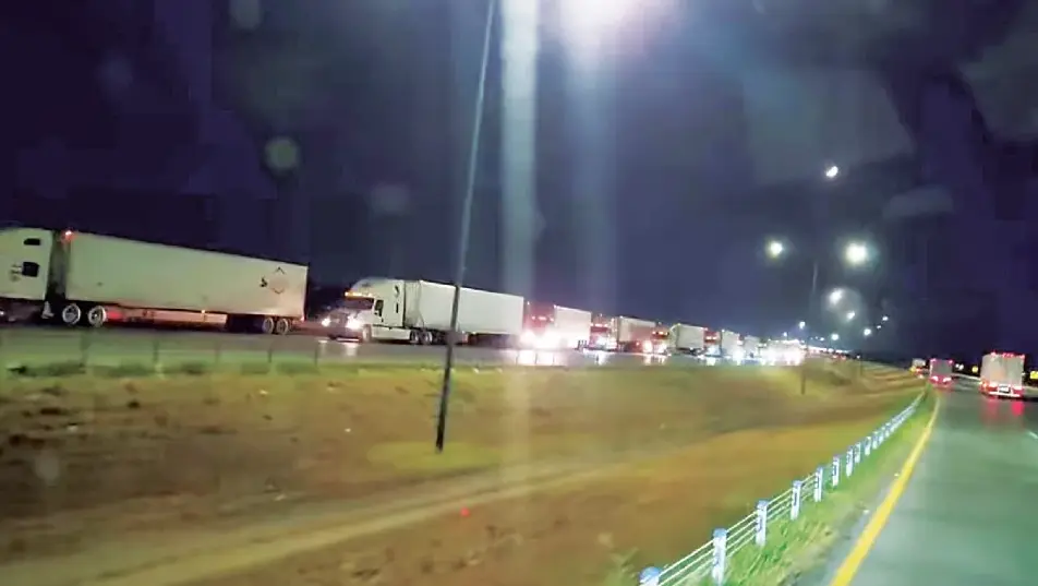 Fallas en el Puente 3 de Nuevo Laredo, ocasiona filas kilométricas de tráilers