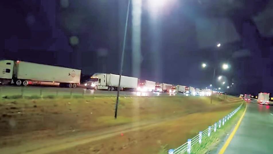 Fallas en el sistema, y el cierre de casetas provocó filas de hasta 15 kilómetros en el Puente Internacional 3, en Nuevo Laredo; choferes protestan por los retrasos. Foto: Captura de Pantalla