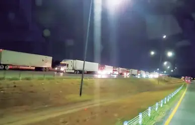 Fallas en el Puente 3 de Nuevo Laredo, ocasiona filas kilométricas de tráilers